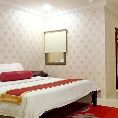 3 Putra Bi Executive Hotel Джакарта Екстериор снимка