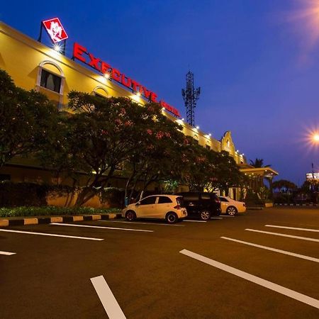 3 Putra Bi Executive Hotel Джакарта Екстериор снимка