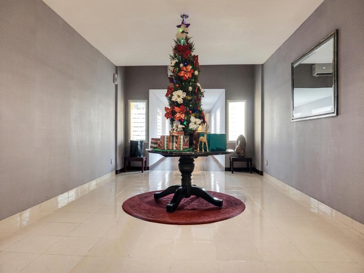3 Putra Bi Executive Hotel Джакарта Екстериор снимка