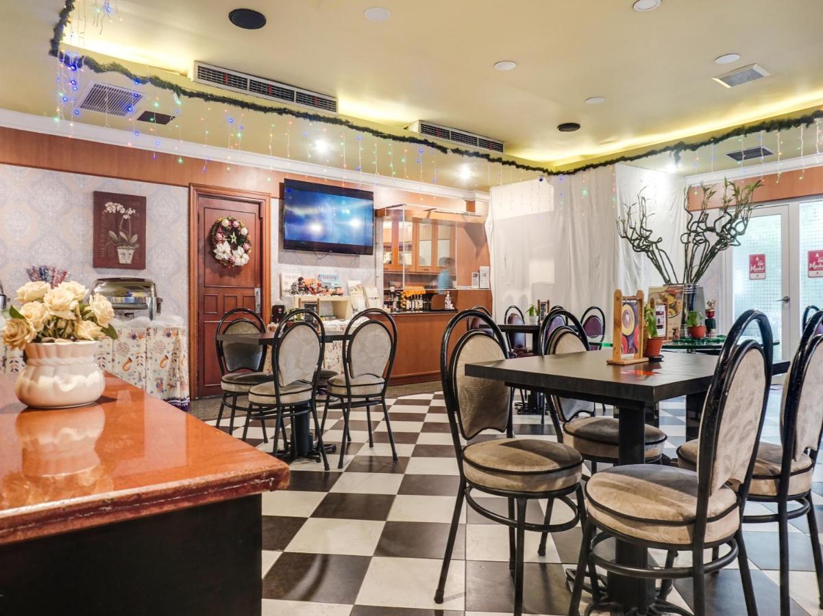 3 Putra Bi Executive Hotel Джакарта Екстериор снимка