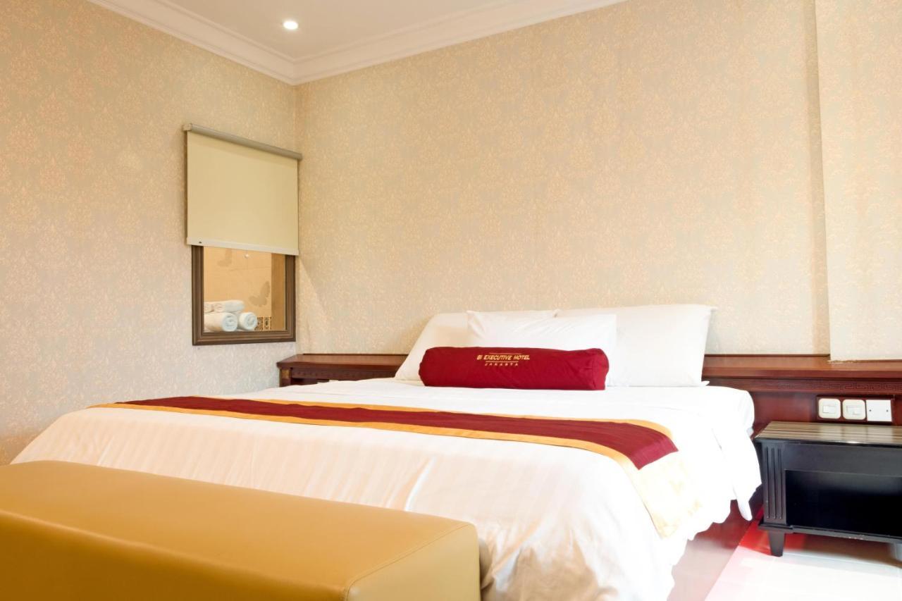 3 Putra Bi Executive Hotel Джакарта Екстериор снимка