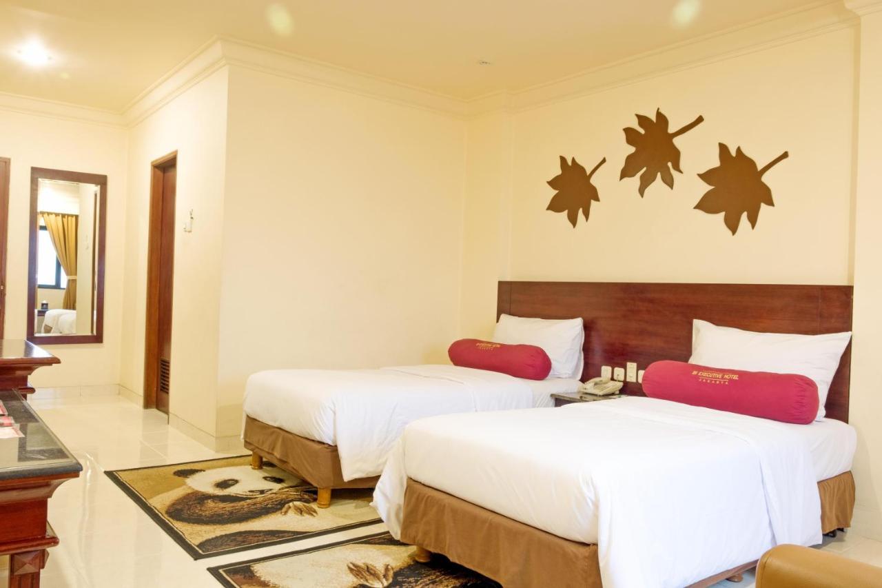 3 Putra Bi Executive Hotel Джакарта Екстериор снимка