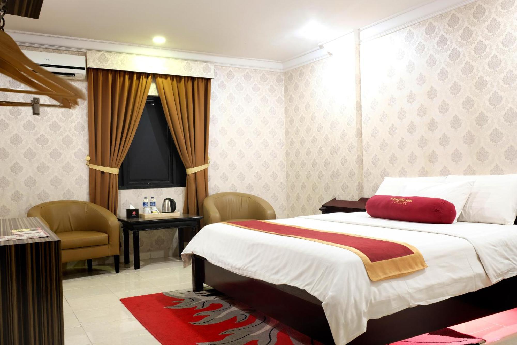 3 Putra Bi Executive Hotel Джакарта Екстериор снимка