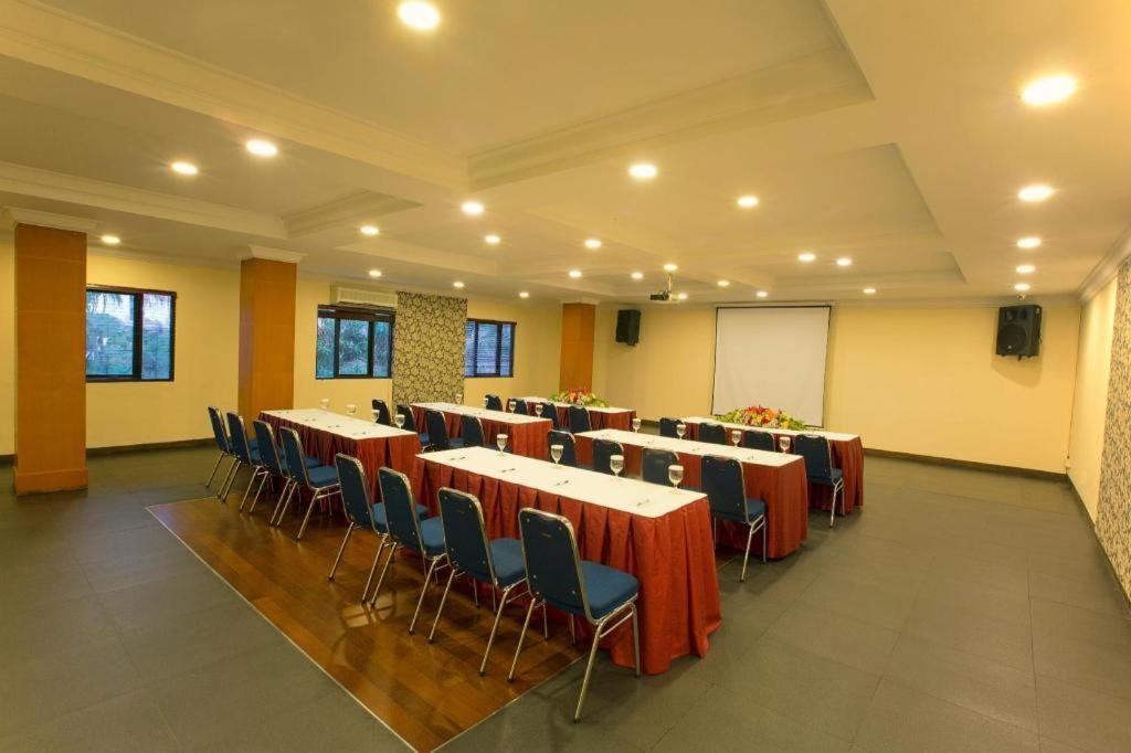 3 Putra Bi Executive Hotel Джакарта Екстериор снимка