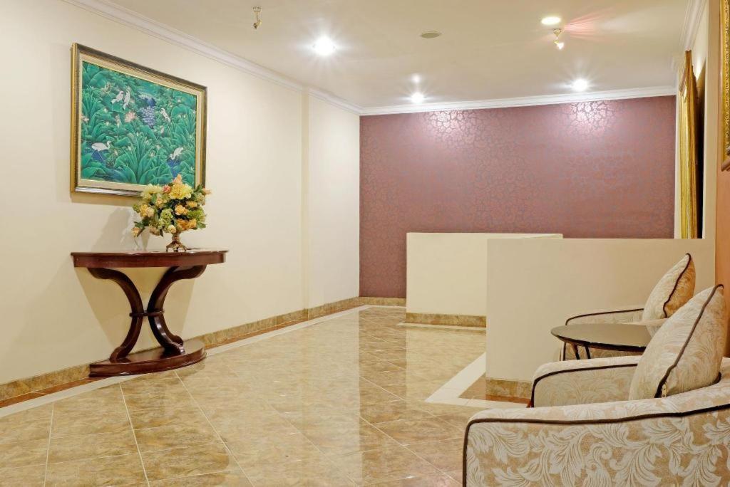 3 Putra Bi Executive Hotel Джакарта Екстериор снимка