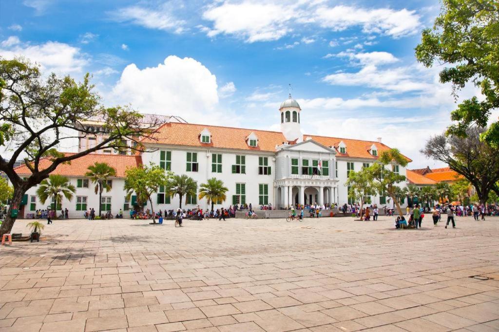 3 Putra Bi Executive Hotel Джакарта Екстериор снимка